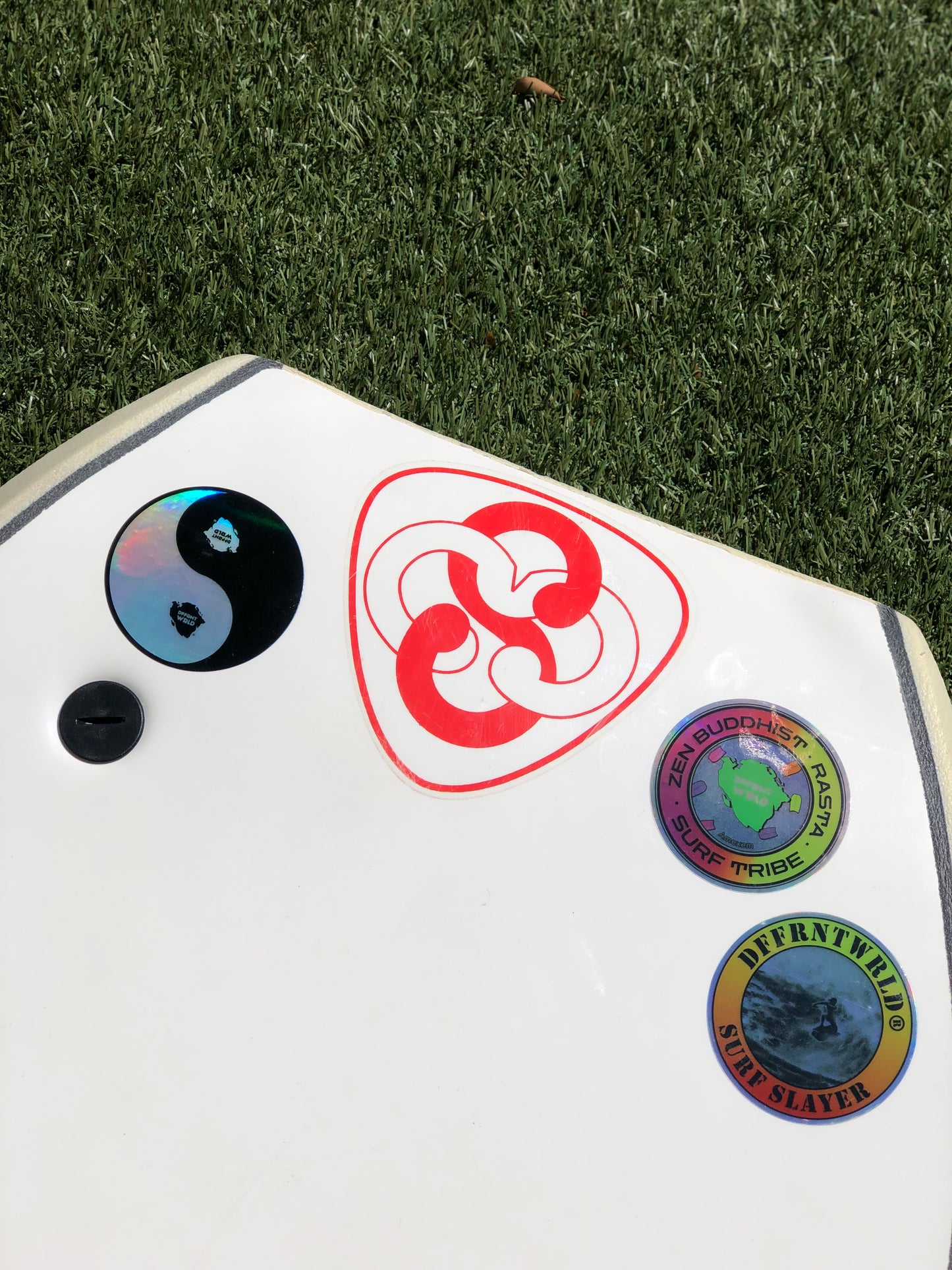 DFFRNTWRLD® Surf Slaps Holo Pack
